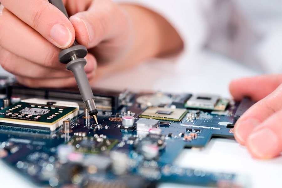 Profesional trabajando en un laboratorio con equipamiento especializado
